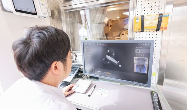 ▲行動電腦斷層CT醫療車搭載智慧自動頂平系統，一鍵即可調整水平，確保影像品質。（圖／桃市府新聞處提供）