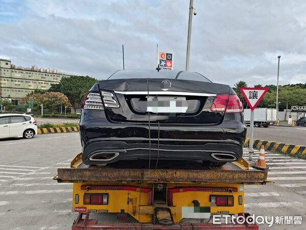 ▲▼新竹國道3車追撞！「勞斯萊斯幻影」車頭毀了　維修費破百萬。（圖／記者楊永盛翻攝）