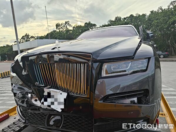 ▲▼新竹國道3車追撞！「勞斯萊斯幻影」車頭毀了　維修費破百萬。（圖／記者楊永盛翻攝）