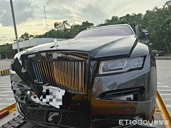 ▲▼新竹國道3車追撞！「勞斯萊斯幻影」車頭毀了　維修費破百萬。（圖／記者楊永盛翻攝）