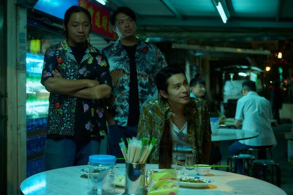 ▲《如果我不曾見過太陽》粉紅泡泡再現！曾敬驊、李沐「散步偷牽手」甜到融化。（圖／如果我不曾見過太陽提供）