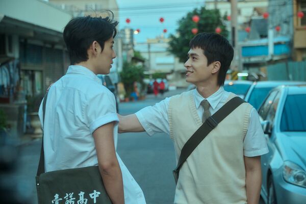 ▲《如果我不曾見過太陽》粉紅泡泡再現！曾敬驊、李沐「散步偷牽手」甜到融化。（圖／如果我不曾見過太陽提供）