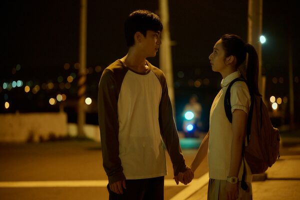 ▲《如果我不曾見過太陽》粉紅泡泡再現！曾敬驊、李沐「散步偷牽手」甜到融化。（圖／如果我不曾見過太陽提供）