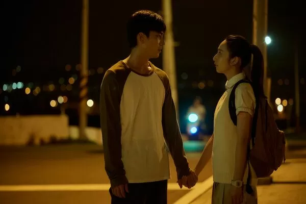 ▲《如果我不曾見過太陽》粉紅泡泡再現！曾敬驊、李沐「散步偷牽手」甜到融化。（圖／如果我不曾見過太陽提供）