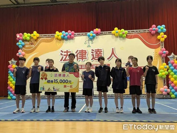 ▲台南市2025年度「法律達人～青少年認識法律擂臺賽」決賽在新化國小登場，鹽水國中勇奪第一名。（記者林東良翻攝，下同）