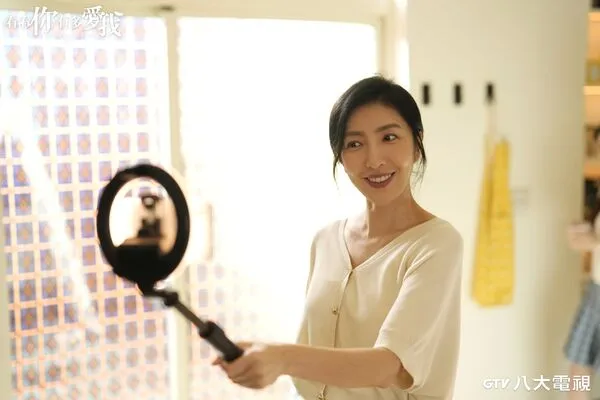 ▲《看看你有多愛我》楊謹華飾演獨自撫養雙胞胎女兒的單親媽媽。（圖／八大提供）