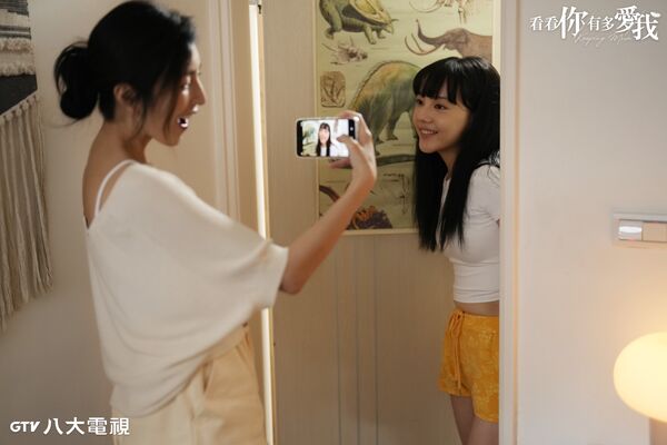 ▲《看看你有多愛我》楊謹華飾演獨自撫養雙胞胎女兒的單親媽媽。（圖／八大提供）