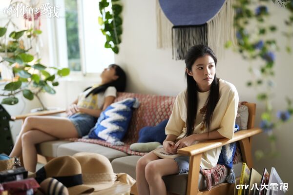 ▲《看看你有多愛我》楊謹華飾演獨自撫養雙胞胎女兒的單親媽媽。（圖／八大提供）