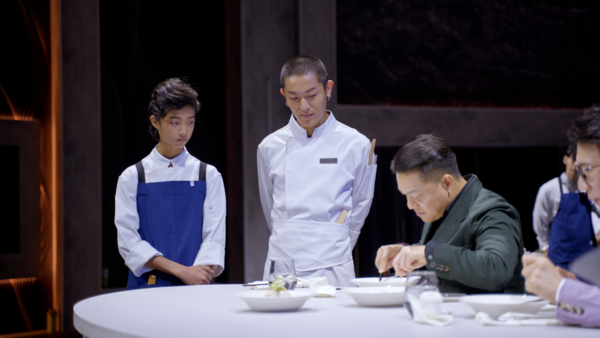 ▲白潤音(左起)、楷奕、何順凱。何順凱主廚直言白潤音與楷奕組「有時間卻做出單調魚丸」。（圖／華視提供）