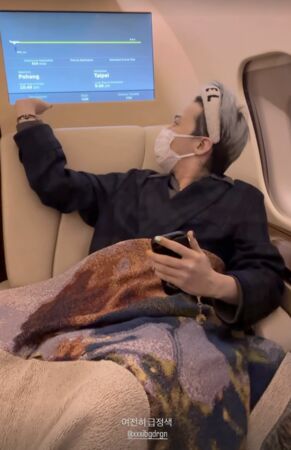 ▲▼天王GD搭私人飛機深夜來台！　「豪華內部公開」鏡頭拍到秒變活潑 。（圖／翻攝自8lo8lo8lowme IG）