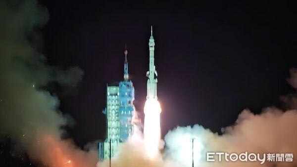 ▲▼酒泉衛星發射中心發射神舟21號載人飛船，長征二號F遙21運載火箭點火畫面相當震撼。（圖／記者任以芳攝）