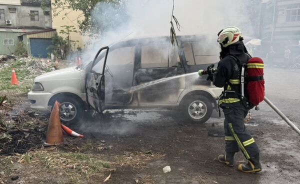▲竹塘鄉菜市場旁的空地上午發生火燒車意外。（圖／記者唐詠絮翻攝）