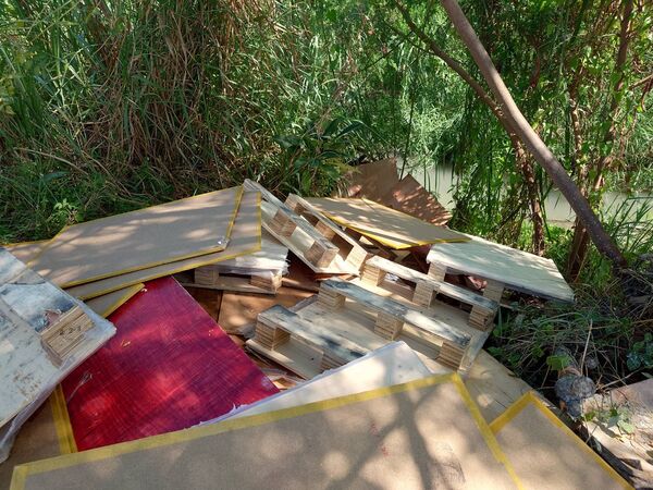 ▲彰投交界貓羅溪河床被亂倒廢棄物。（圖／民眾提供）