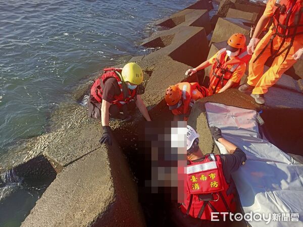 ▲警消打撈半小時後將死者打撈上岸。（圖／記者林東良翻攝）