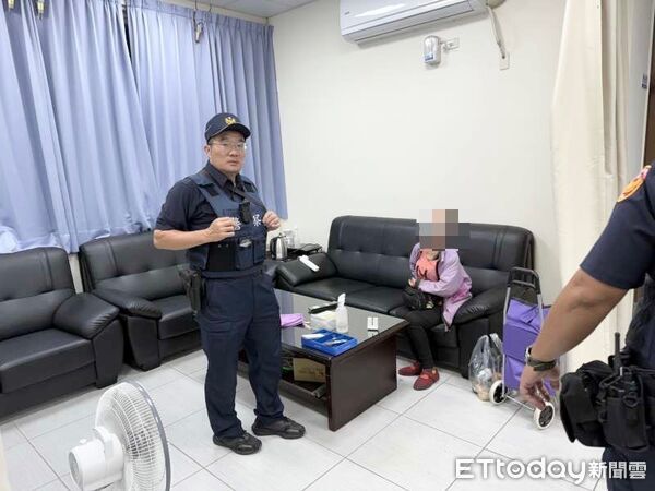 ▲里港警分局員警載阿嬤下山返家。（圖／記者陳崑福翻攝）