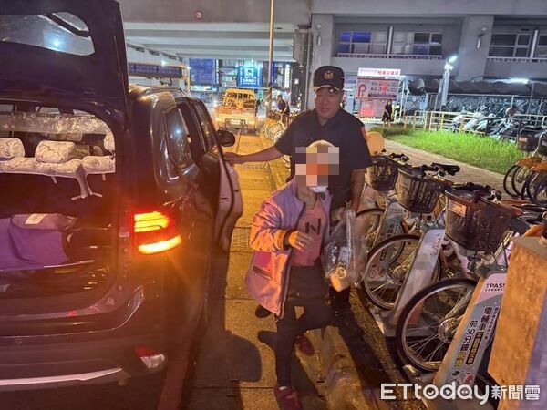 ▲里港警分局員警載阿嬤下山返家。（圖／記者陳崑福翻攝）