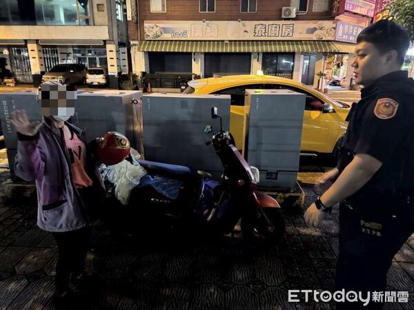 ▲里港警分局員警載阿嬤下山返家。（圖／記者陳崑福翻攝）