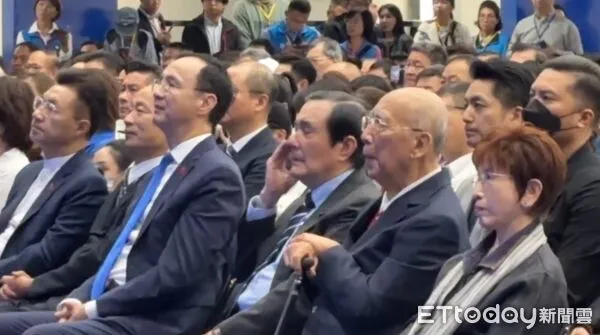 ▲▼   馬英九在全代會上拭淚   。（圖／讀者提供）