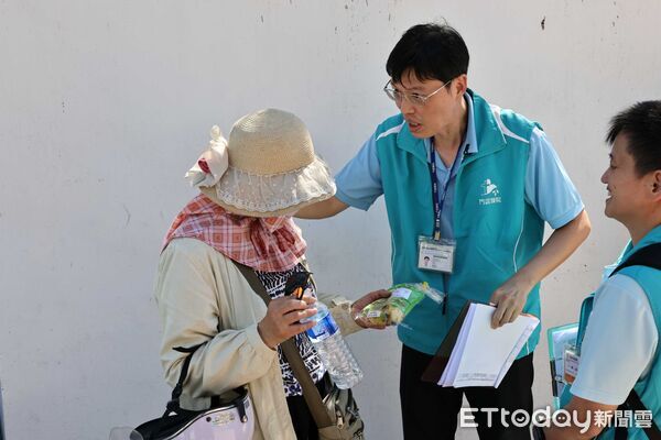 ▲門諾醫療團隊走入光復災區，不只送藥更送溫暖人心。（圖／門諾醫院提供，下同）