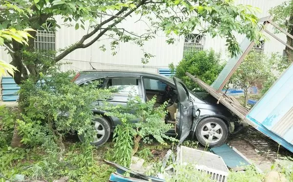 ▲桃園市八德區和平路今年5月發生轎車逆向撞飛機車並波及另一輛機車，造成1死2傷慘劇，圖為車禍現場。（資料照／熱心人士提供）