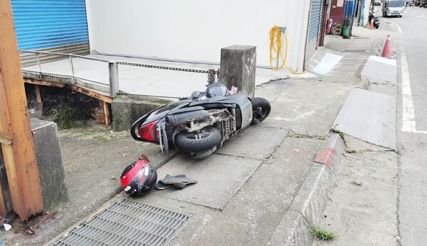 ▲八德警方事故現場發現被害人被撞擊之機車殘破不堪。（資料照／記者沈繼昌翻攝）