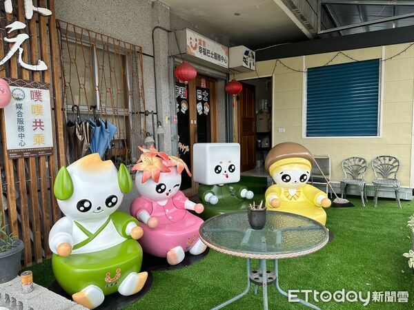 ▲「四寶候車椅」以富里在地農特產為原型，設置於富里幸福巴士媒合中心前，是遊客候車時拍照、打卡、互動的新亮點。（圖／花蓮縣政府提供，下同）