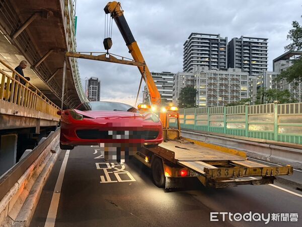 ▲薛男酒駕見臨檢心虛，竟想在高架橋上迴轉，未料卡在車陣中只好乖乖就逮。（圖／記者邱中岳翻攝）