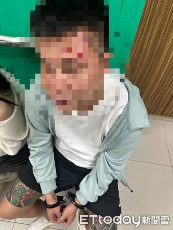 ▲薛男酒駕見臨檢心虛，竟想在高架橋上迴轉，未料卡在車陣中只好乖乖就逮。（圖／記者邱中岳翻攝）