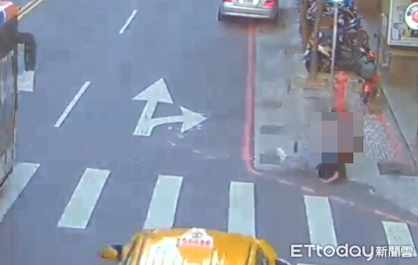 ▲范女當街遭劉男噴辣椒水，身上價值20萬元的金鍊也遭搶走。（圖／記者陸運陞翻攝）