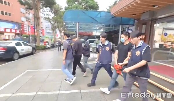 ▲范女當街遭劉男噴辣椒水，身上價值20萬元的金鍊也遭搶走。（圖／記者陸運陞翻攝）