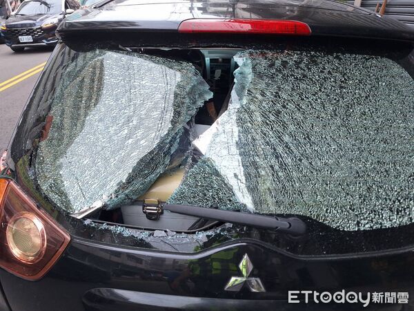 ▲▼台中男子持鋼筋沿街怒砸6車，遭警方壓制在地。（圖／民眾提供，下同）