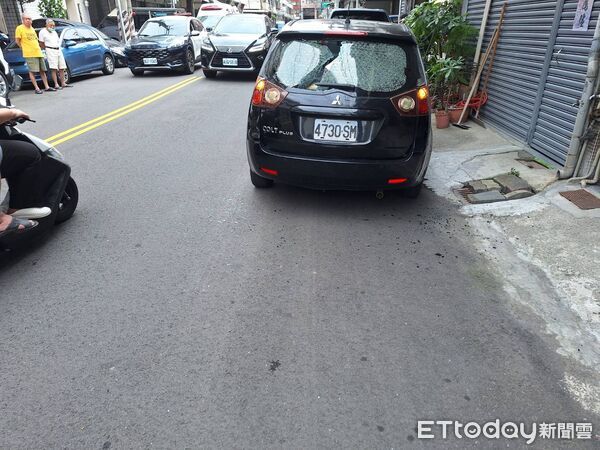 ▲▼台中男子持鋼筋沿街怒砸6車，遭警方壓制在地。（圖／民眾提供，下同）