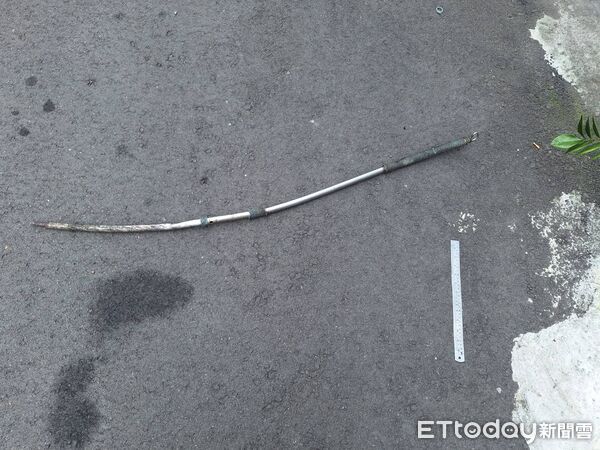 ▲▼台中男子持鋼筋沿街怒砸6車，遭警方壓制在地。（圖／民眾提供，下同）