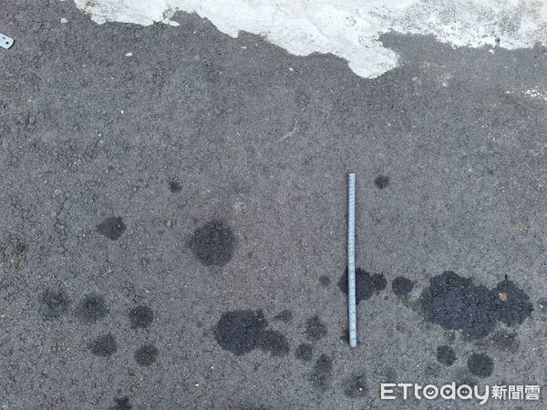 ▲▼台中男子持鋼筋沿街怒砸6車，遭警方壓制在地。（圖／民眾提供，下同）