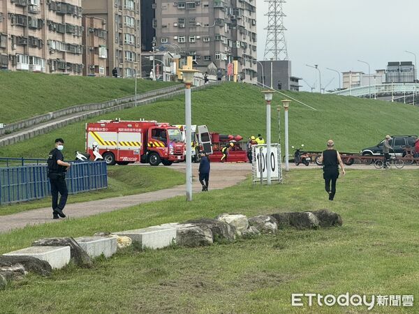 ▲警消將溺水女子從河面救起，送醫搶救仍宣告不治。（圖／記者陸運陞翻攝）