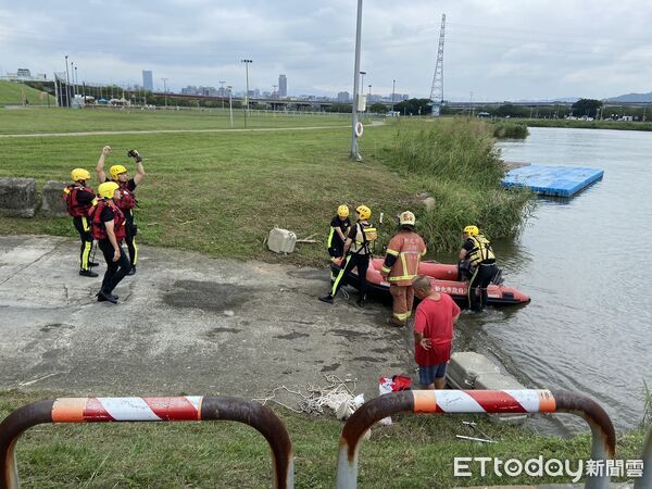 ▲警消將溺水女子從河面救起，送醫搶救仍宣告不治。（圖／記者陸運陞翻攝）