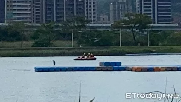 ▲警消將溺水女子從河面救起，送醫搶救仍宣告不治。（圖／記者陸運陞翻攝）