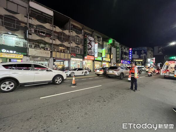 ▲▼台中女子任意穿越馬路挨撞倒地。（圖／民眾提供，下同）