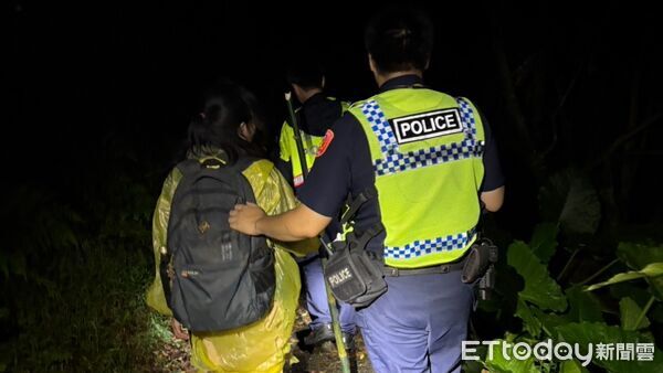 ▲蘆洲女掃墓祭祖迷途。（圖／記者郭世賢翻攝）