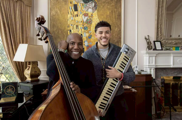 ▲傳奇貝斯手Nathan East，攜手24歲的天才鋼琴家兒子Noah East，以父子組合帶來《Father Son》爵士靈魂音樂會。（圖／Billboard Live TAIPEI）
