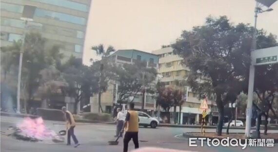 ▲▼高市前鎮區某佛教團體在道路燒紙錢引發惹議。（圖／記者吳世龍翻攝）