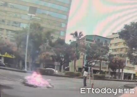 ▲▼高市前鎮區某佛教團體在道路燒紙錢引發惹議。（圖／記者吳世龍翻攝）