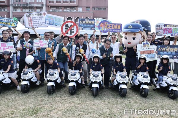 ▲市長黃偉哲與YOYO家族哥哥姐姐一起帶動唱，與大小朋友共度「快樂放電日」。（記者林東良翻攝，下同）