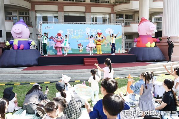 ▲市長黃偉哲與YOYO家族哥哥姐姐一起帶動唱，與大小朋友共度「快樂放電日」。（記者林東良翻攝，下同）