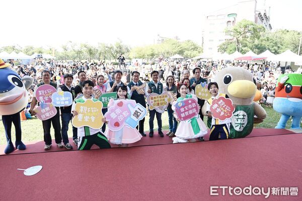 ▲市長黃偉哲與YOYO家族哥哥姐姐一起帶動唱，與大小朋友共度「快樂放電日」。（記者林東良翻攝，下同）