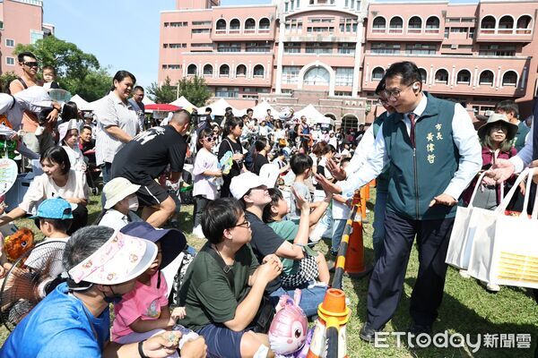 ▲市長黃偉哲與YOYO家族哥哥姐姐一起帶動唱，與大小朋友共度「快樂放電日」。（記者林東良翻攝，下同）
