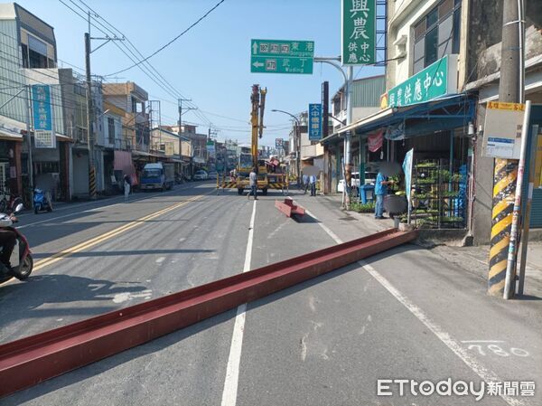 ▲崁頂鄉中正路鋼筋掉落路面。（圖／記者陳崑福翻攝）