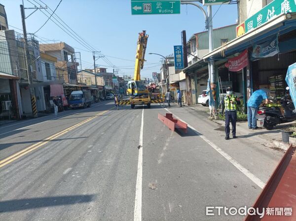 ▲崁頂鄉中正路鋼筋掉落路面。（圖／記者陳崑福翻攝）
