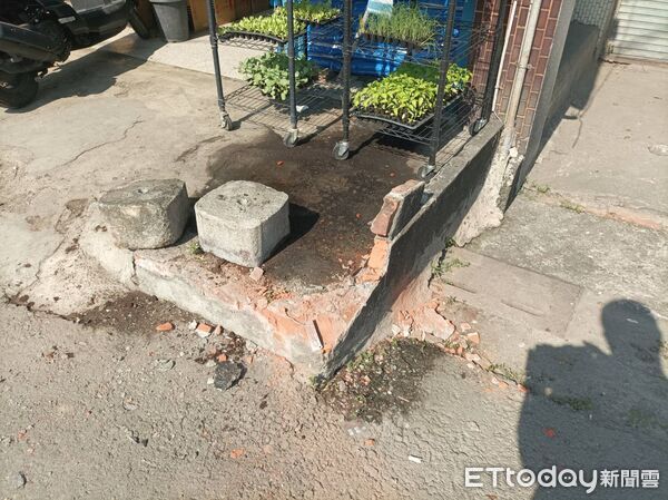 ▲崁頂鄉中正路鋼筋掉落路面。（圖／記者陳崑福翻攝）