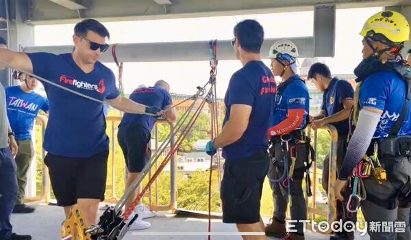 ▲澳洲消防員前往台南觀摩特搜醫療組訓練，現場交流熱絡。（記者林東良翻攝，下同）